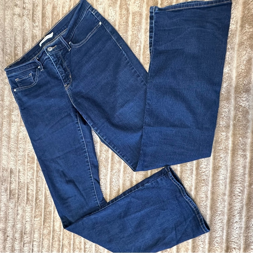 LEVI’S 315 Shaping Bootcut dark wash zipper fly jeans. Tagged a size 29